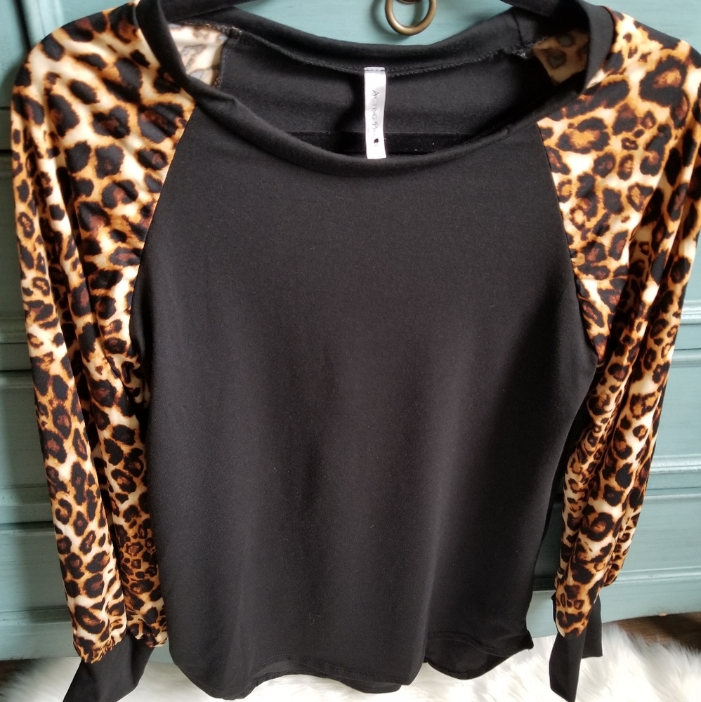 ACTING PRO BLACK TOP LEOPARD PRINT SLEEVES